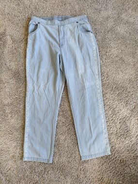 Light Wash Straight-Leg Women’s Jeans with White Side Embroidery